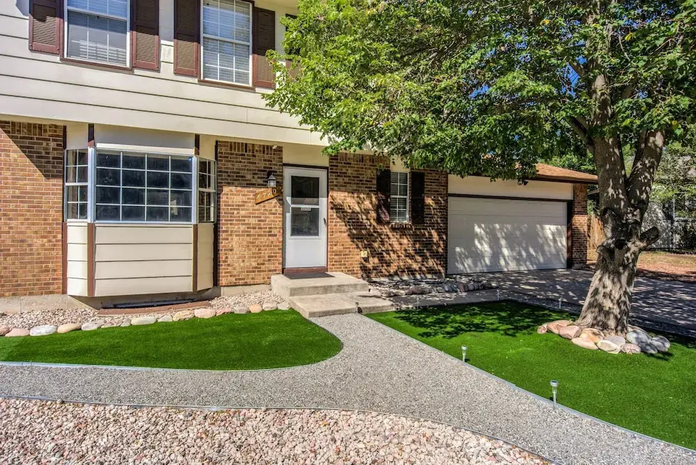4 BR Country Home In Suburbs W/trails & Parks