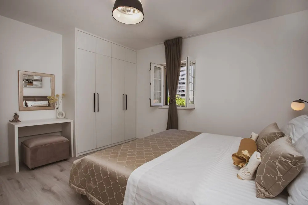 Luxury Modern House, Just 1 min Walk to the Beach