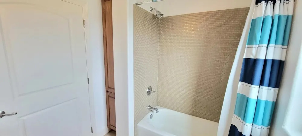 Laguna Bay 3 Bedroom Condo by Redawning