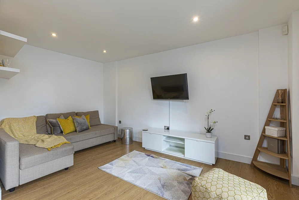 Stylish 2-bed flat w/ terrace in South East London