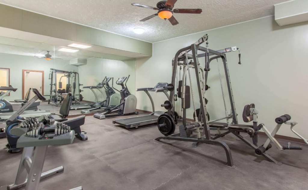 Econo Lodge Inn & Suites
