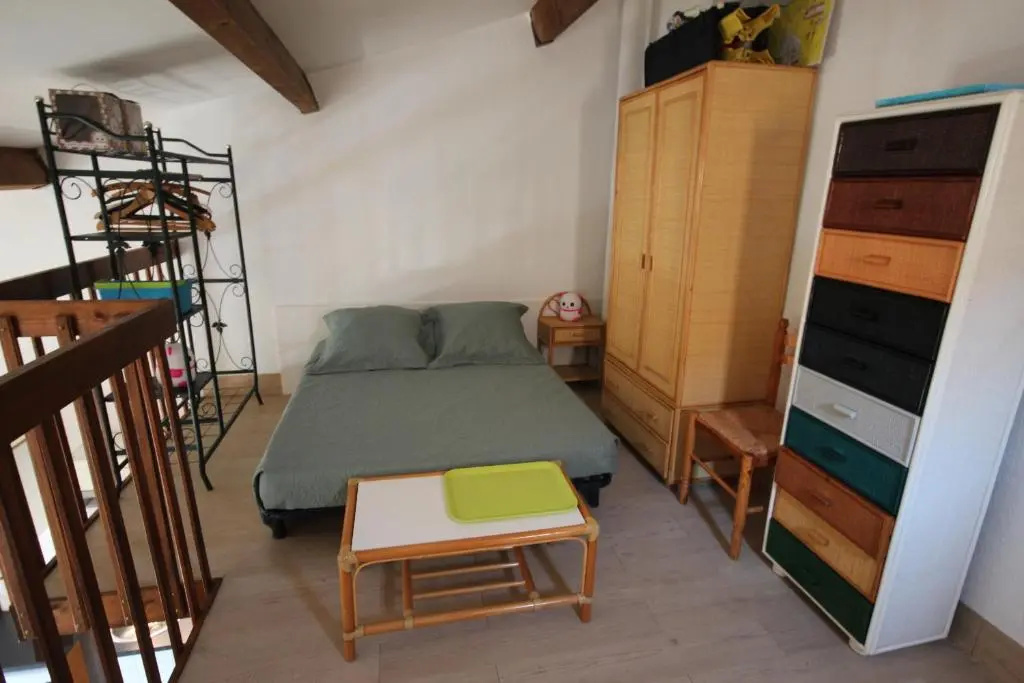Jolie villa dangle, séjour climatisé, 4 couchages, terrasse parking dans résidence sécurisée avec piscine commune 400m de la mer LRJP11