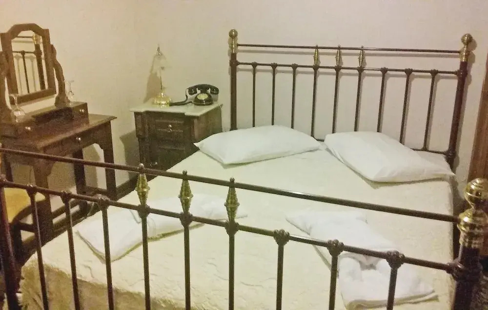 Nice Home in Portaria with Hot Tub, WiFi & 5 Bedrooms