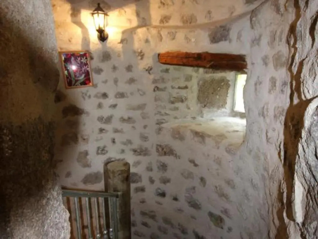 Gîte de caractère du XIIIe siècle avec cheminée et Wi-Fi - FR-1-496-55