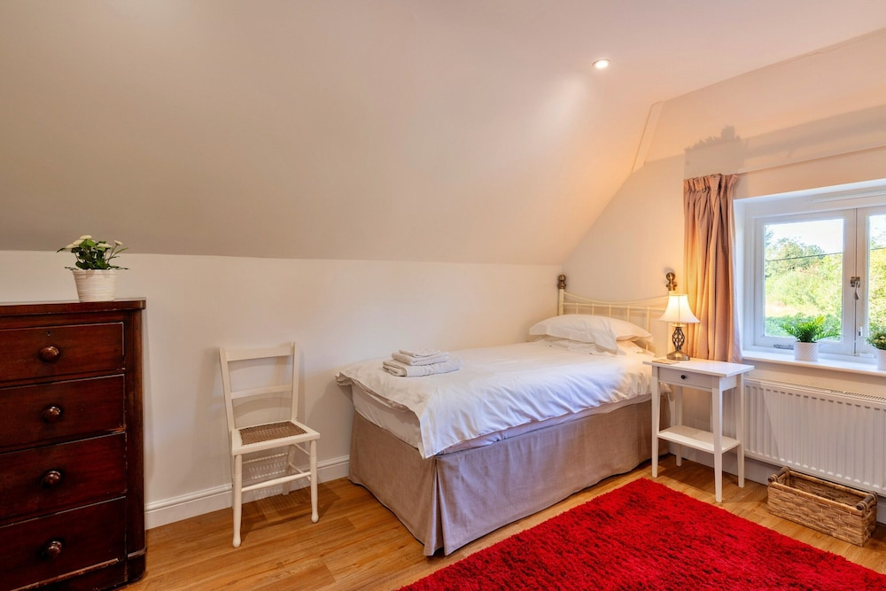 2 Bedroom Cottage in Barton Stacey, No Deposit