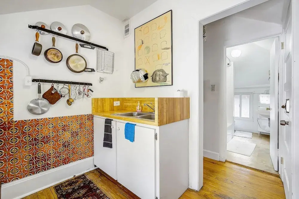 Darling Detached Villa in Heart of Cap Hill