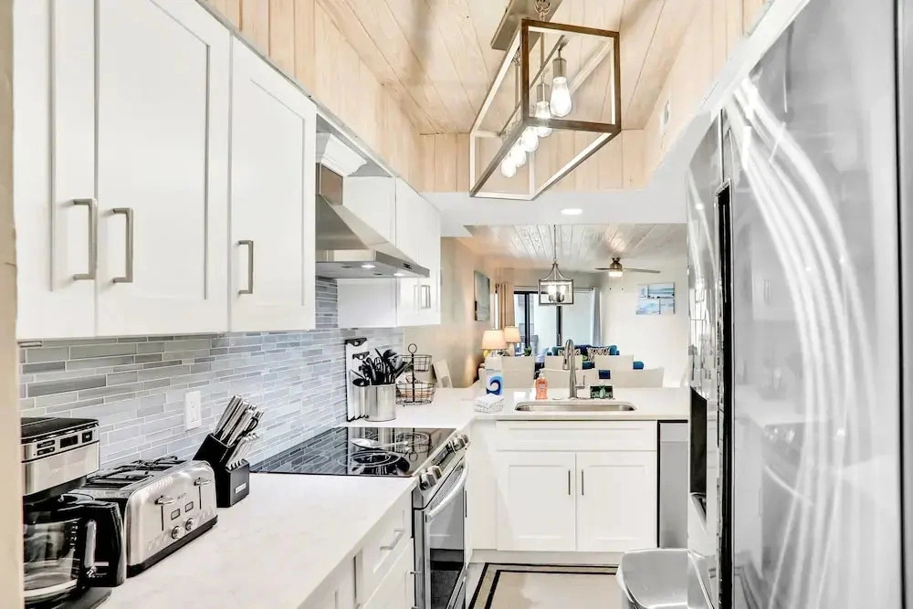 Modern Oceanview Condo With Multiple Balconies, Pool & W/D - Beach Access