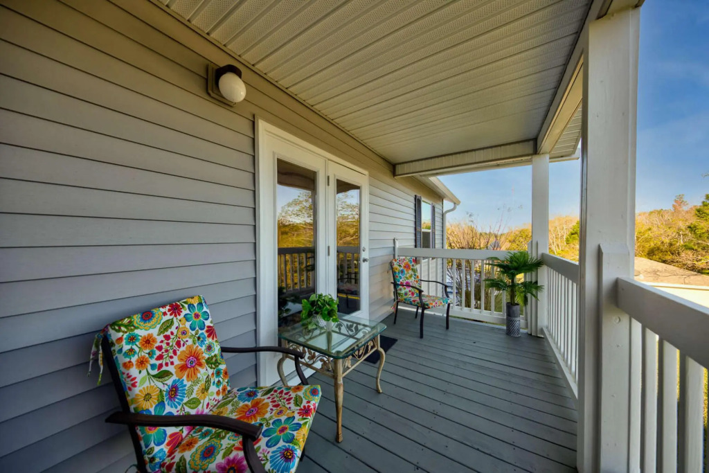 Peaceful and secure pet-friendly condo in Gulf Shores, steps from swimming pool