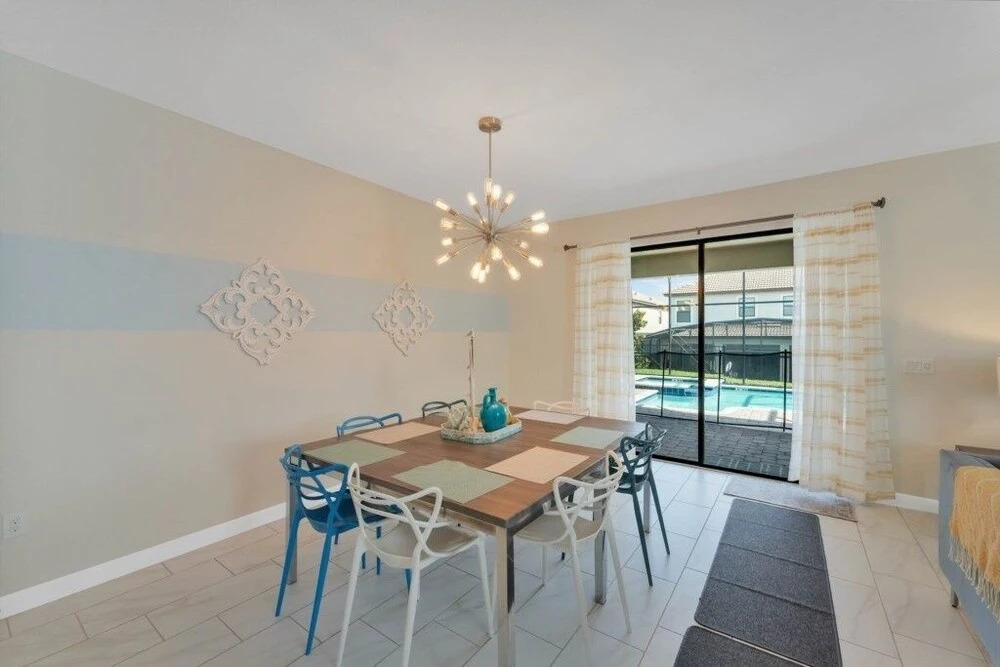 Spacious & Bright W/all The Amenities-4911cg 8 Bedroom Home by RedAwning