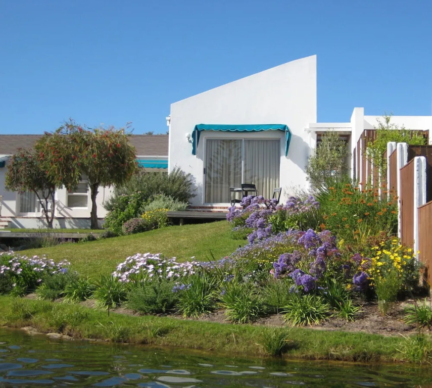 Tranquil Waterside Cottage for two