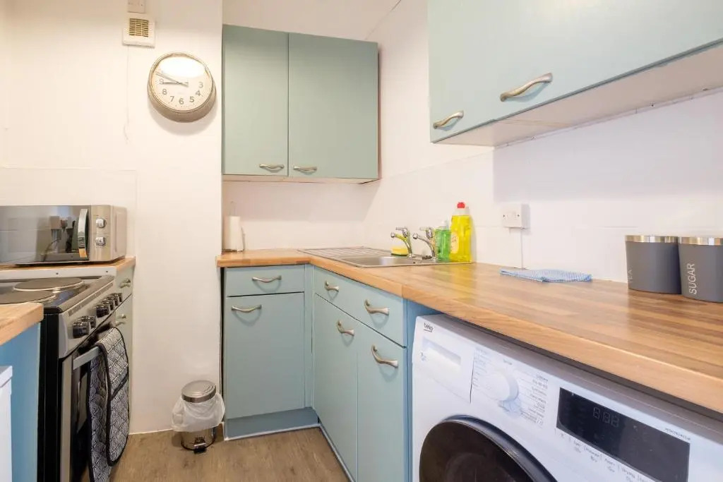 Elegant studio apt nr beach & shops with parking