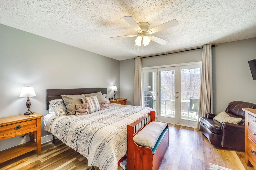 6 Mi to Skiing: Mtn-view Condo in Seven Devils