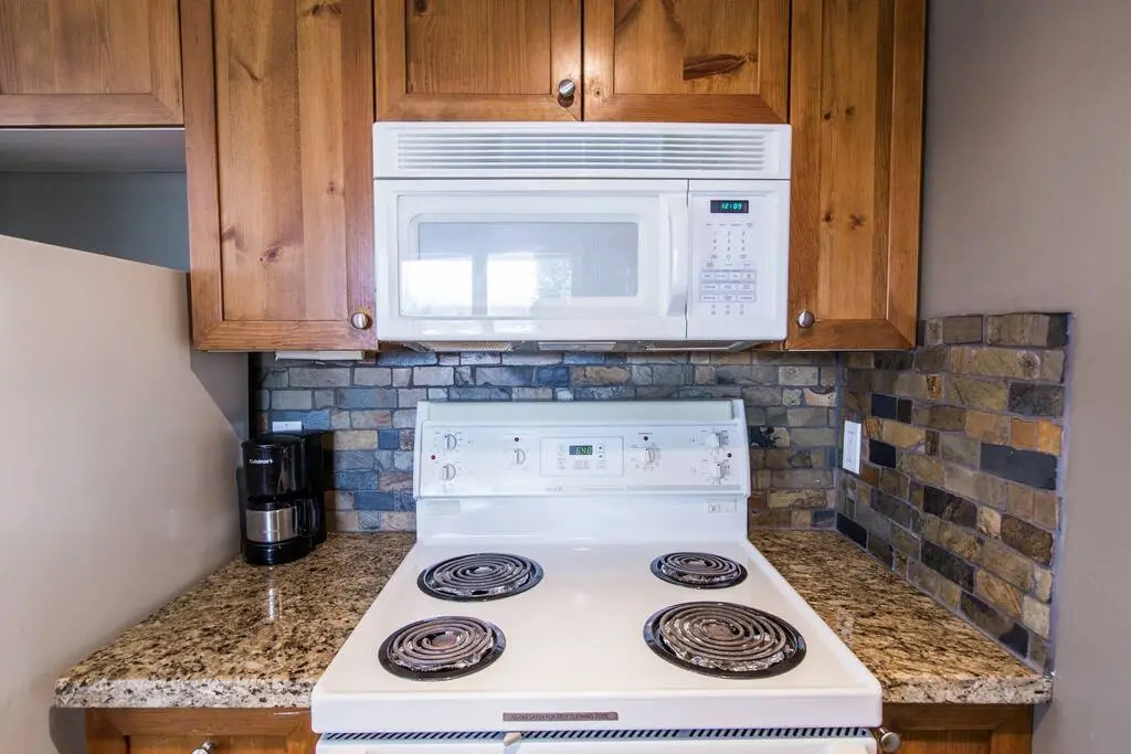 Whistler Village -  Best location - spacious - Village stroll - Walk to lift - bars - restaurants - grocery store - liquor store Deer Lodge 341