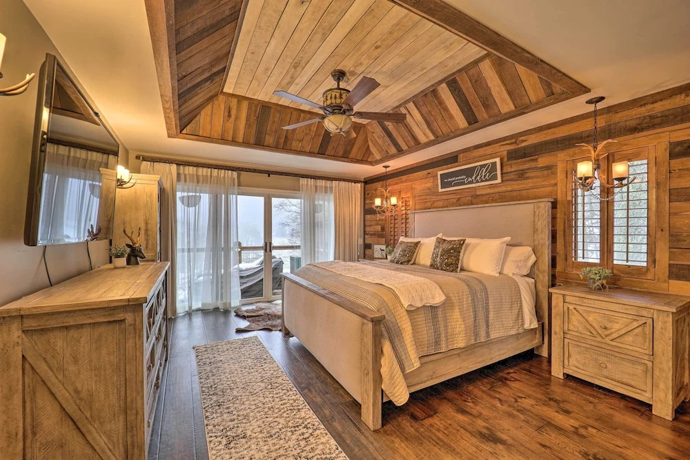 2 Mi to Slopes: Luxe Beech Mtn Cabin w/ Hot Tub
