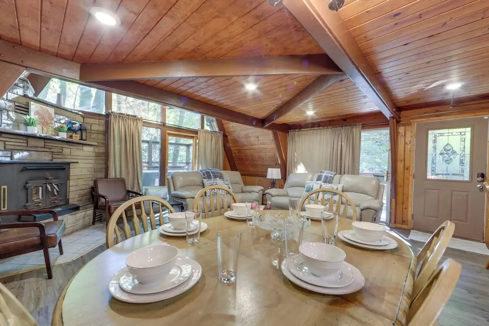 Cabin w/ Hot Tub: 2 Mi to Downtown Gatlinburg!