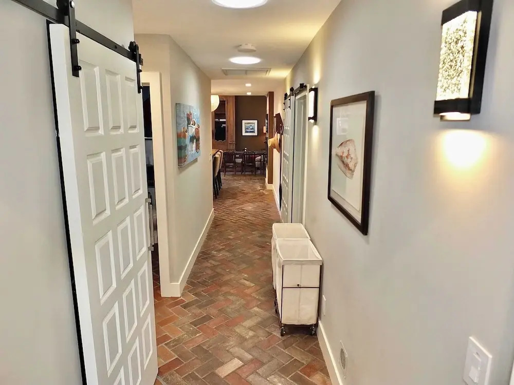 Naples Luxury Retreat - 2 BDR Stay for 4 With Rooftop Patio Near Shops