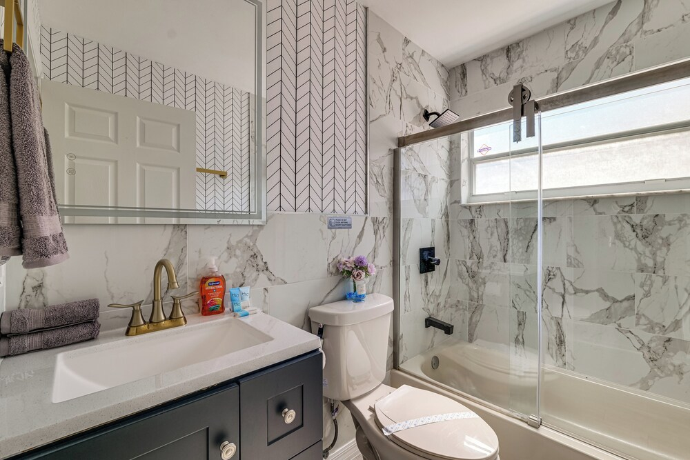 5 Mi to Disney: Renovated Group Getaway, Game Room
