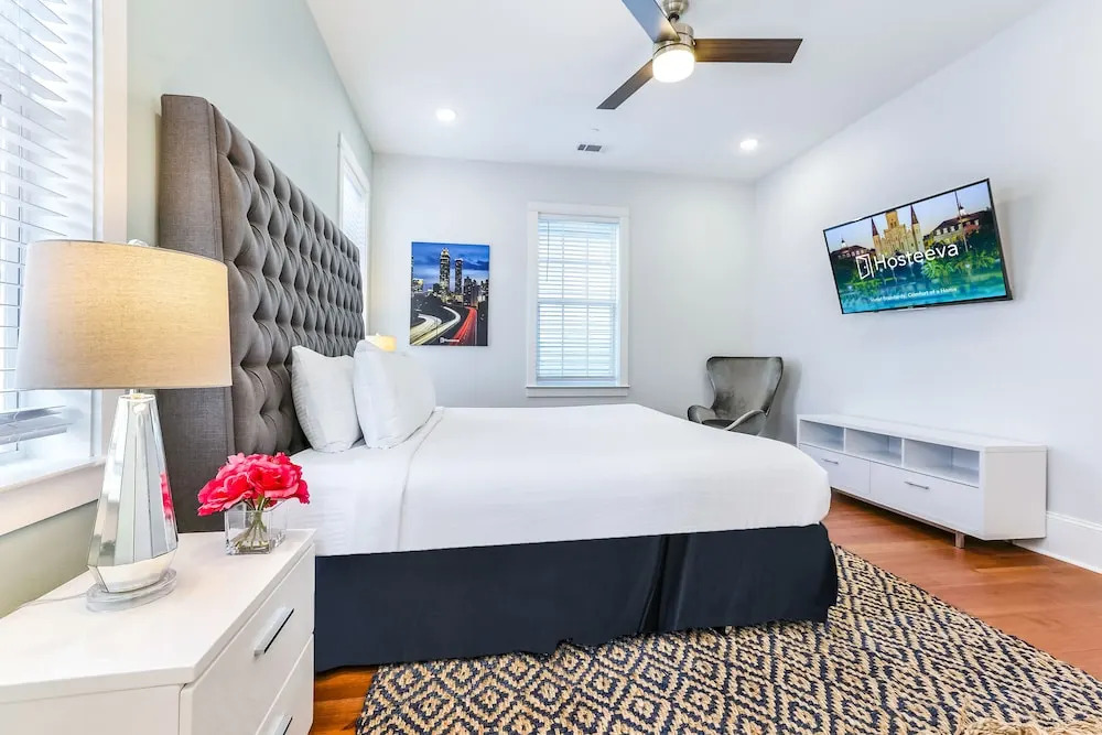 Spacious 5 BR Retreat with Pool - Near It All