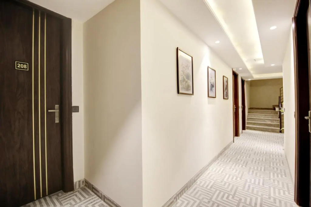 Saltstayz Premier - Galleria Market Road & Sector 27