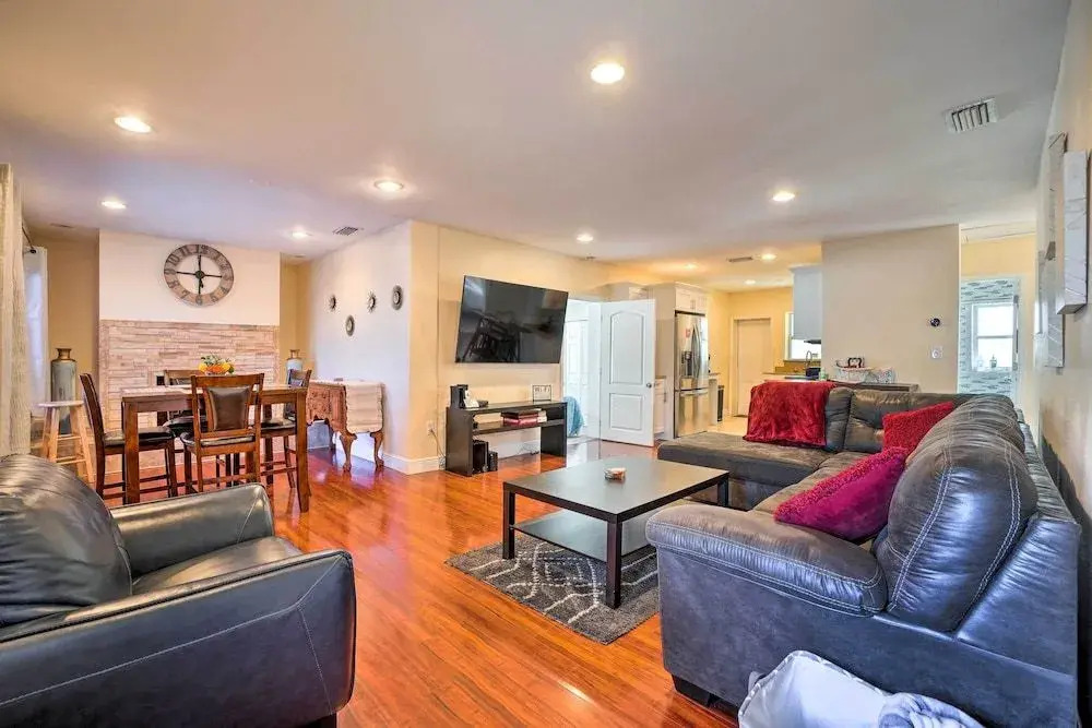 Gorgeous Tampa Getaway ~ 7 Mi to Downtown!