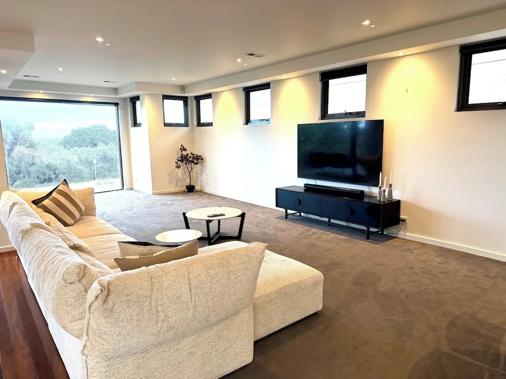 Bayside 4 bed in Sandringham w Spa and Sunset Views