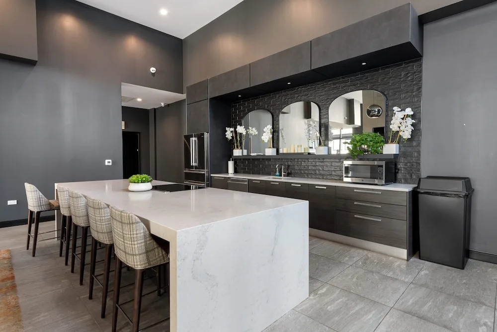 Apartment in The Loop Great Amenities Near Shops