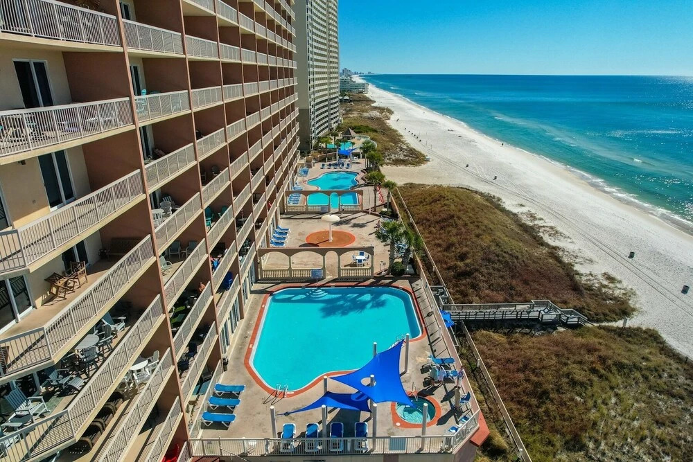 Sea-horsey 3 Bedroom Condo by RedAwning