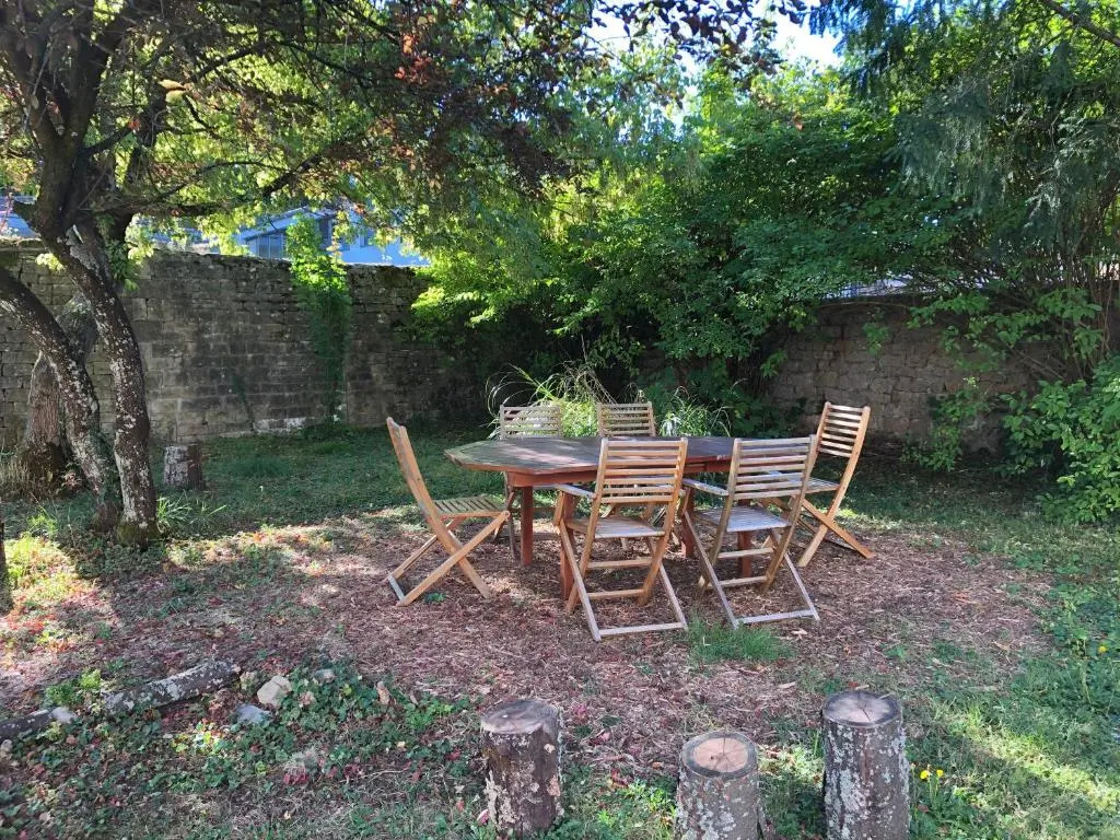 La Maison de la Douce Heure, 4 appartements climatisés avec jardin au centre ville proche des Thermes