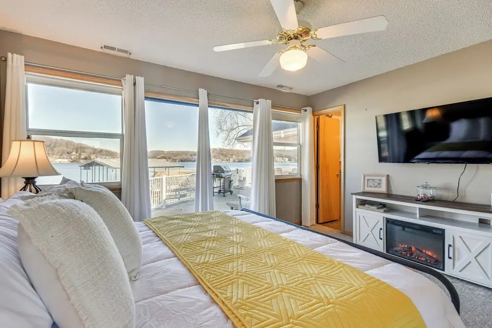 Private Hot Tub, Fire Pit! Lakefront Ozarks Escape