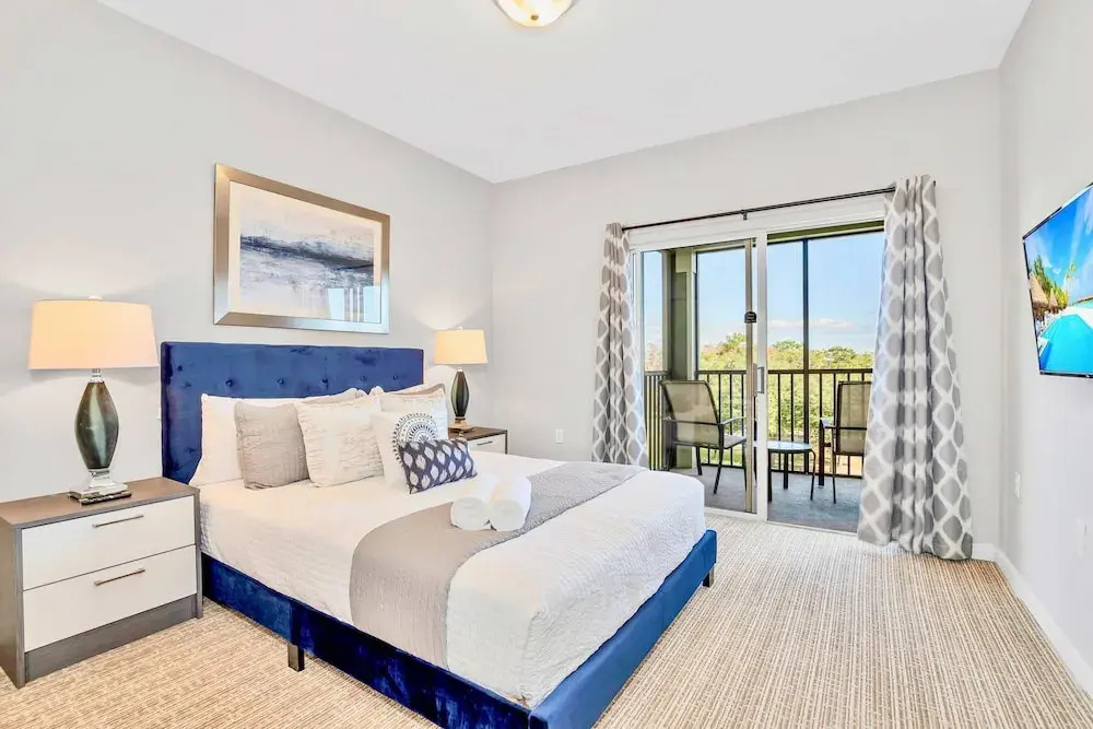Modern 2BR Condo w Private Patio 7min to Disney
