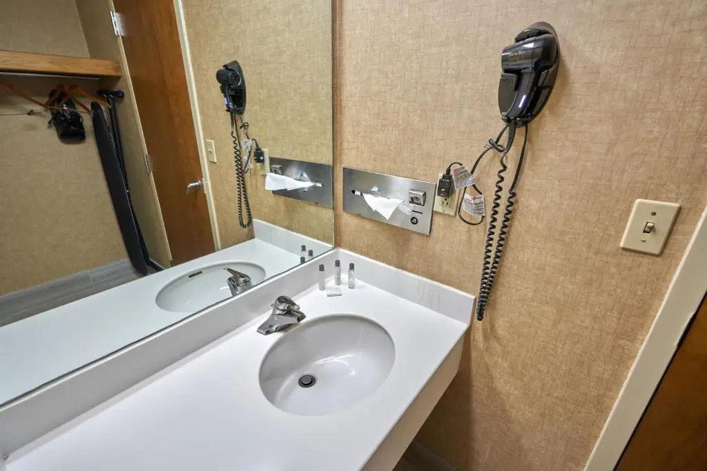 Riverview Inn & Suites