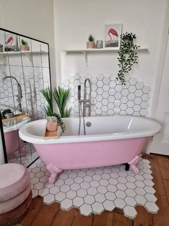 The Pink Bath Pad - 3 bedroom seaside apartment Pets allowed New