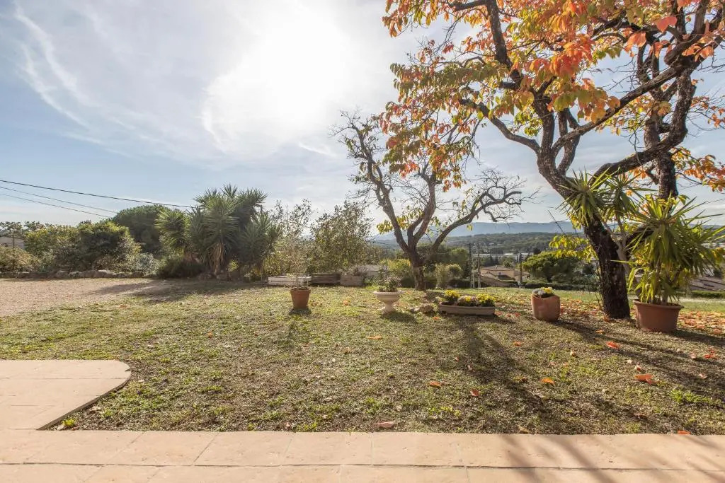 Quiet large 3-bedroom apartment with terrace, garden & incredible Mountain view