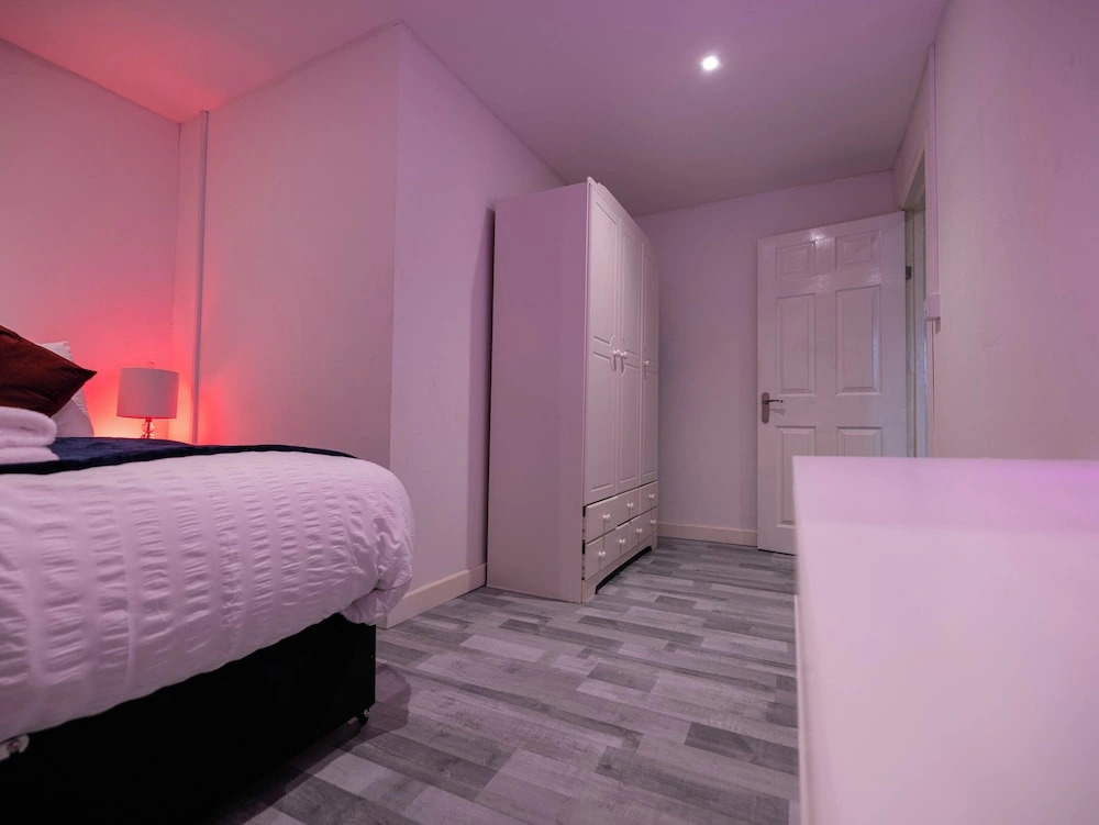1 Bed-4guests-sofabed-wifi-closetocity-parking