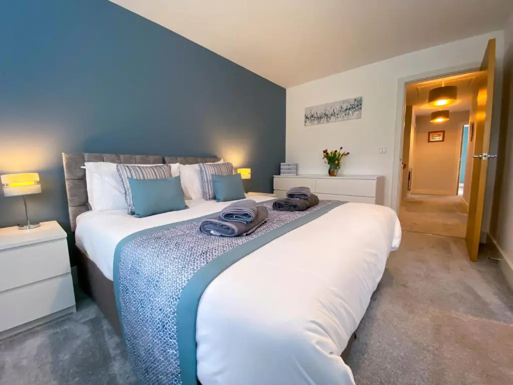 The Chaucer - Modern 3 Bed Home with parking close to city centre