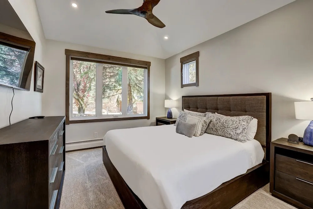 Fully Renovated 2 Bedroom in Arrowhead Village