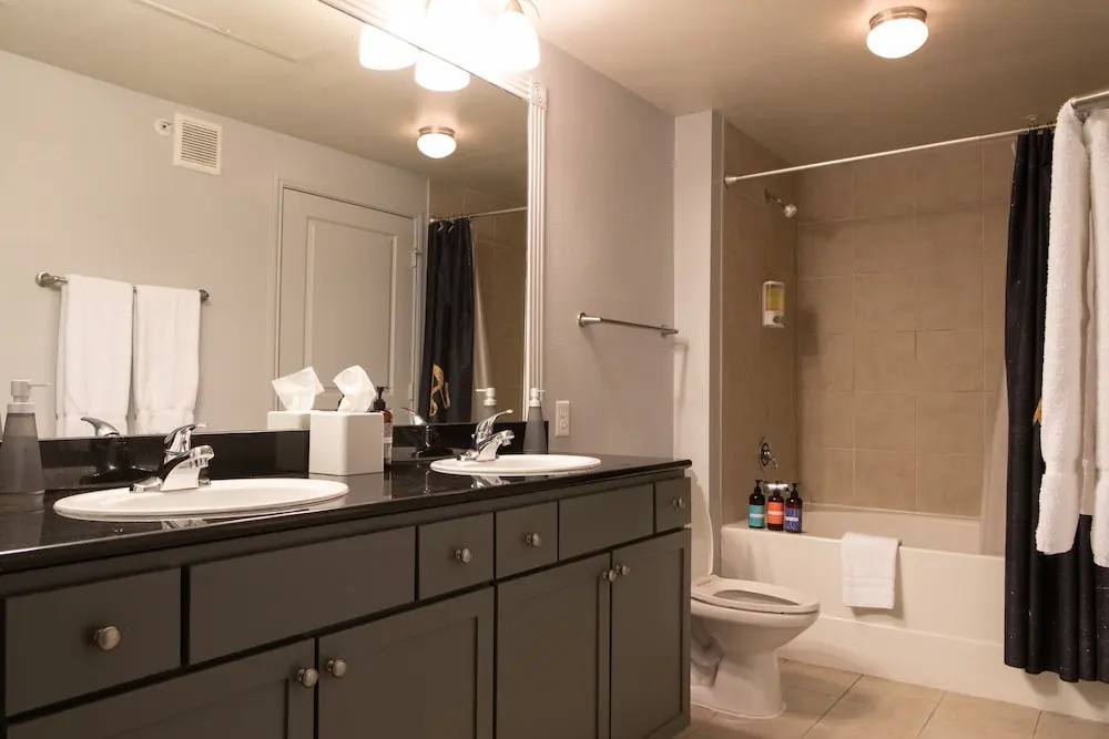 WanderJaunt - Luxe Downtown Austin Apts