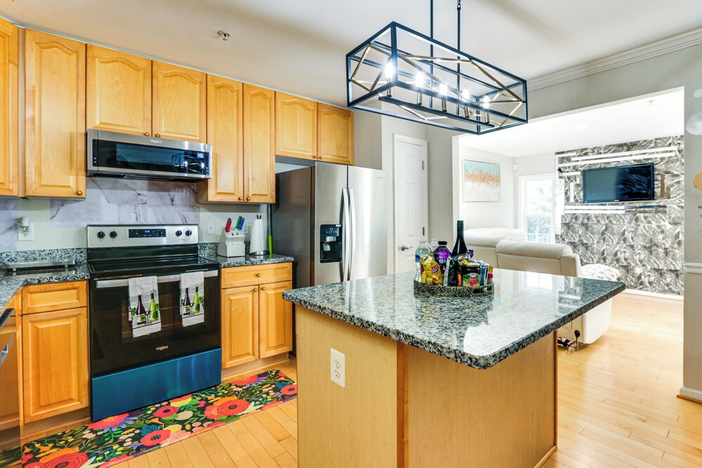 < 2 Mi to Dtwn Hagerstown: Townhome w/ Fireplace