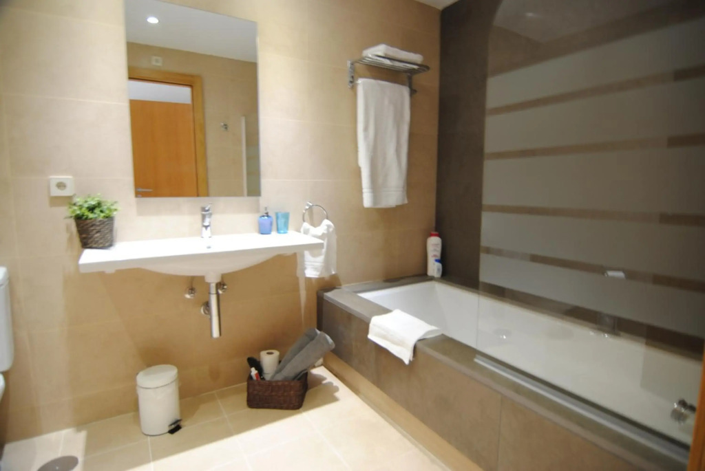 Resort Style 2 Bedroom Apartment near Marbella FREE WIFI & PARKING