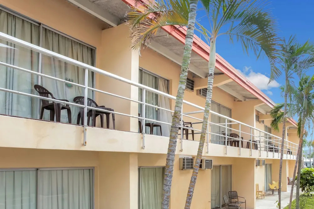 Camelot Waterfront Inn