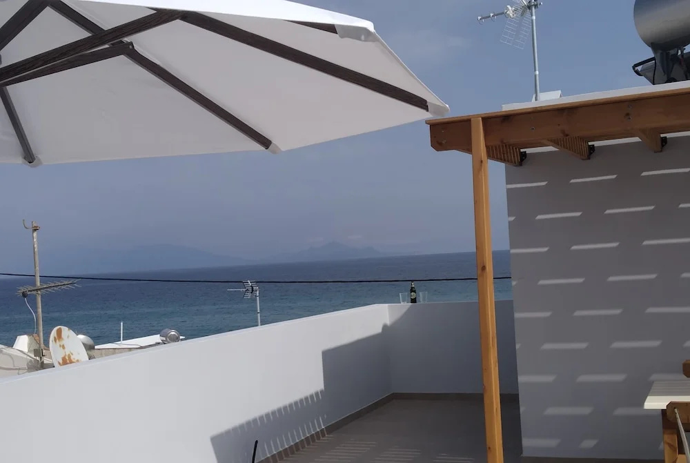 Fotakis Home - Comfortable Newbuilt 2 Bedroom Home, 20 Meters from the Sea