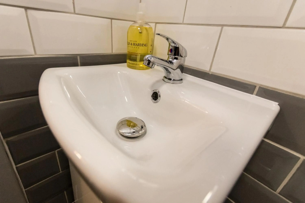 1 Bedroom Newton Apartment Wigan, A Walk to Albert Infirmary, Free Private Parking, Free WiFi
