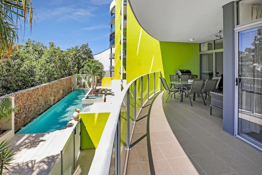 Pool View City Centre Apartment 202