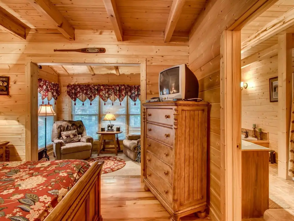 Tomahawk Lodge 3 Bedroom Cabin by RedAwning