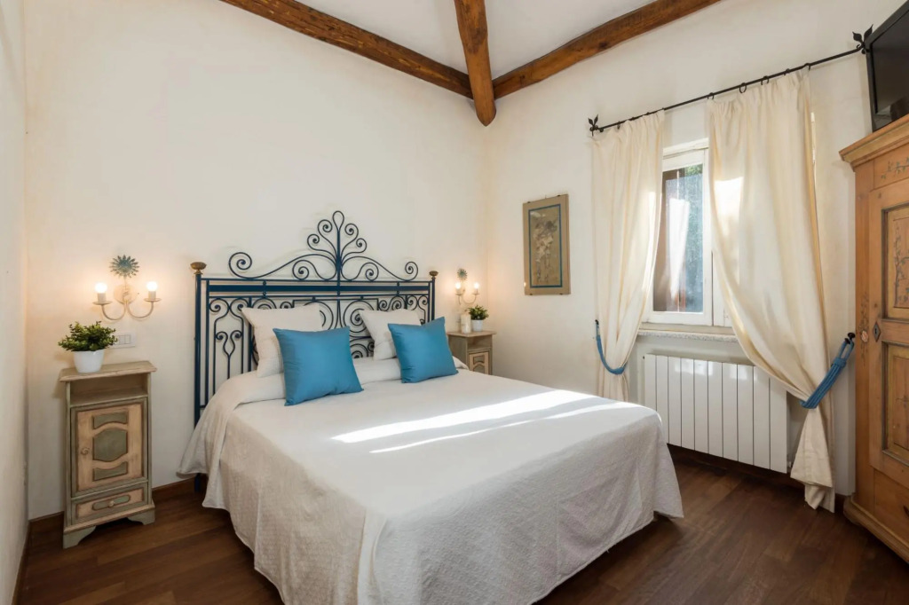 Exclusive villa with swimming pool and private park. The main part hosts 5 comfortable bedrooms (4 d-VILLA NINA