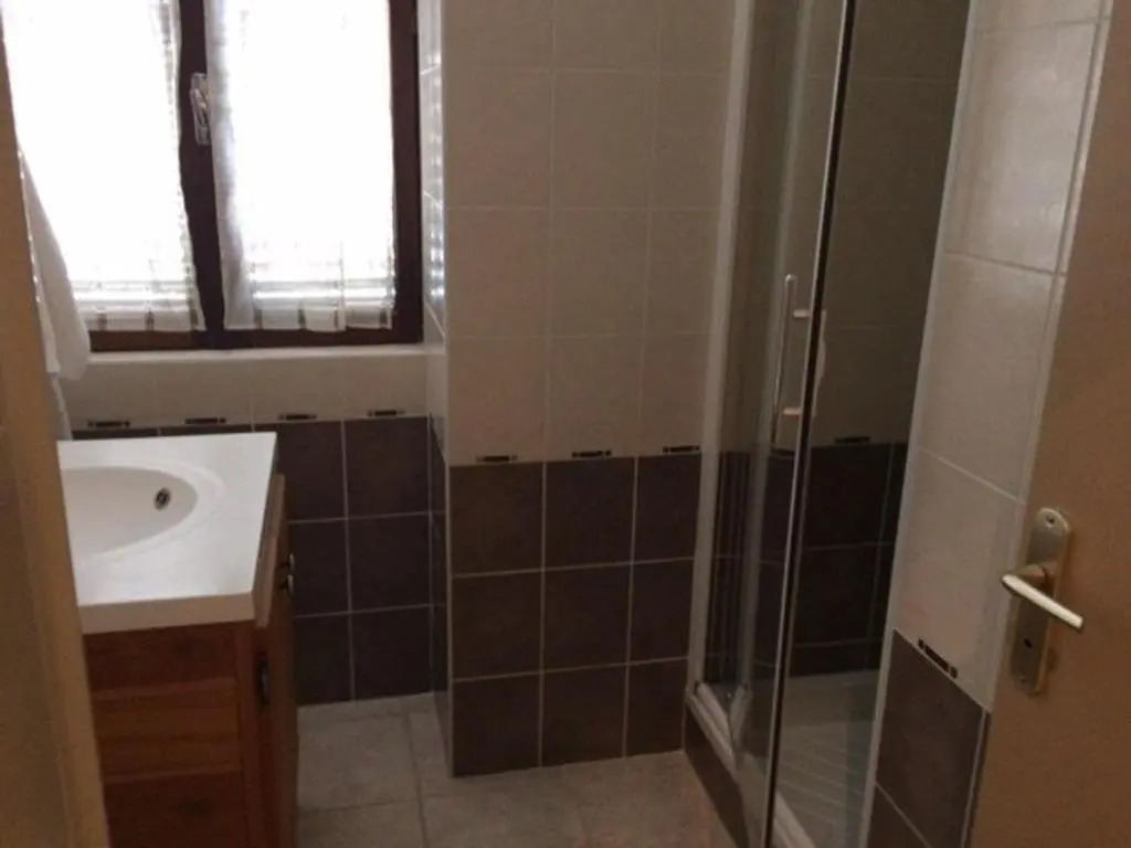 Appartement rénové 3 pièces, proche gare et remontées mécaniques - FR-1-330C-84