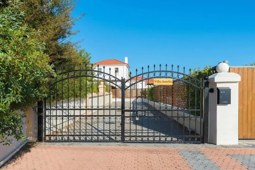 Stunning 5-bed Villa in Gennadi!