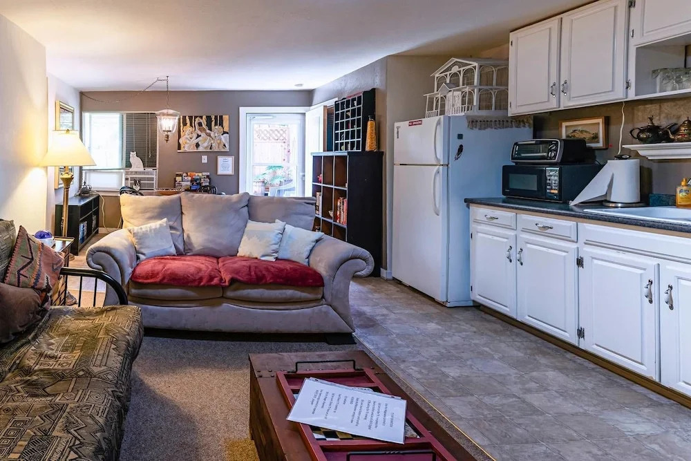 Art & Garden Cottage ~ Near Downtown