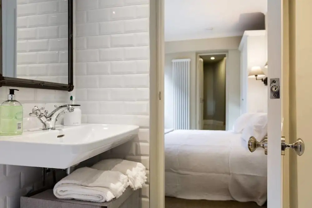 Bright 1BR Modern Home W/terrace in West London