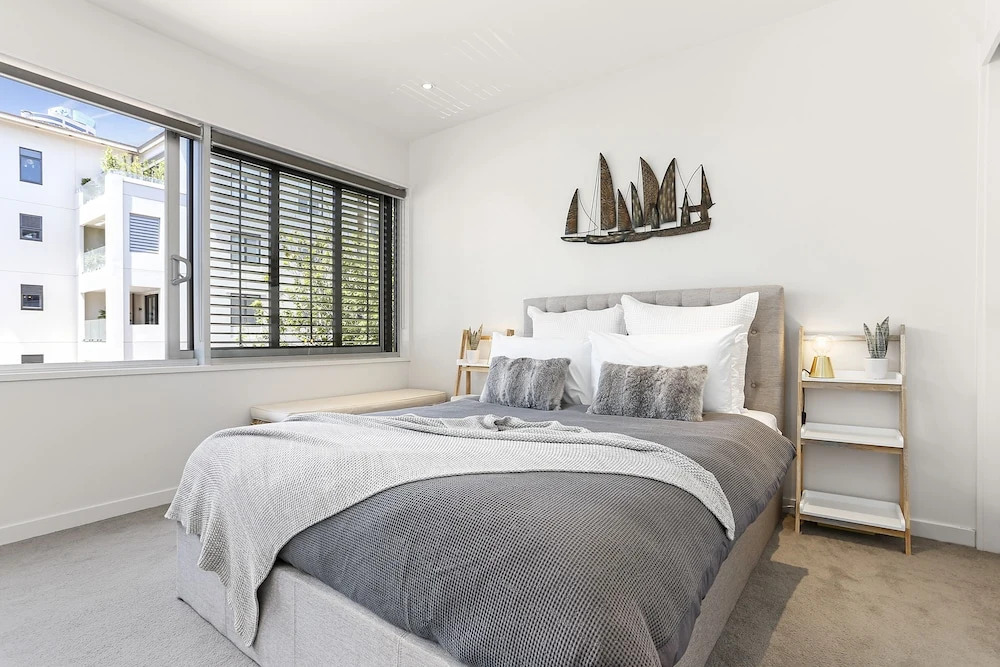 Bright and Spacious Viaduct Living with free carpark by Urban Butler